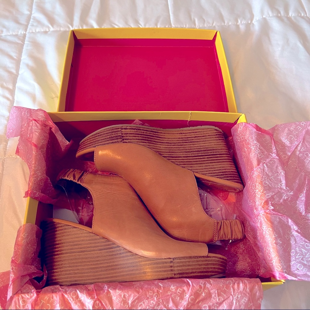 Kenneth Cole Reaction: Sole Chick Wedge Sandals  Worn 1x. Minor scuff. New look